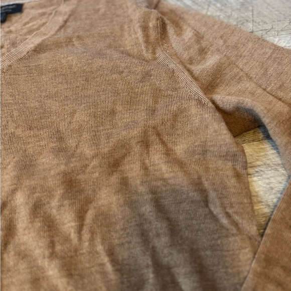 Banana Republic size LARGE tan V-neck sweater, long sleeve lightweight - Picture 4 of 6
